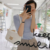 Französische Umhängetasche mit Krokodil-Print